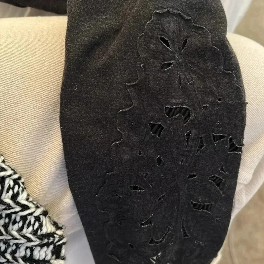 Aerie gray leggings size small flower like cut out design bottom of leg